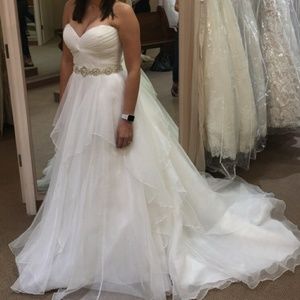 Gorgeous wedding dress.
